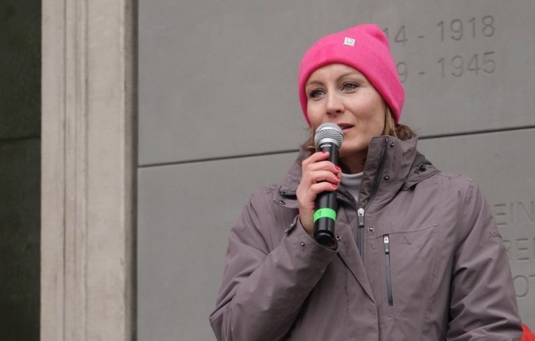 Bundesrätin Heike Eder sprach ebenfalls mit den Jugendlichen. <span class="copyright">Claudio Tedeschi</span>