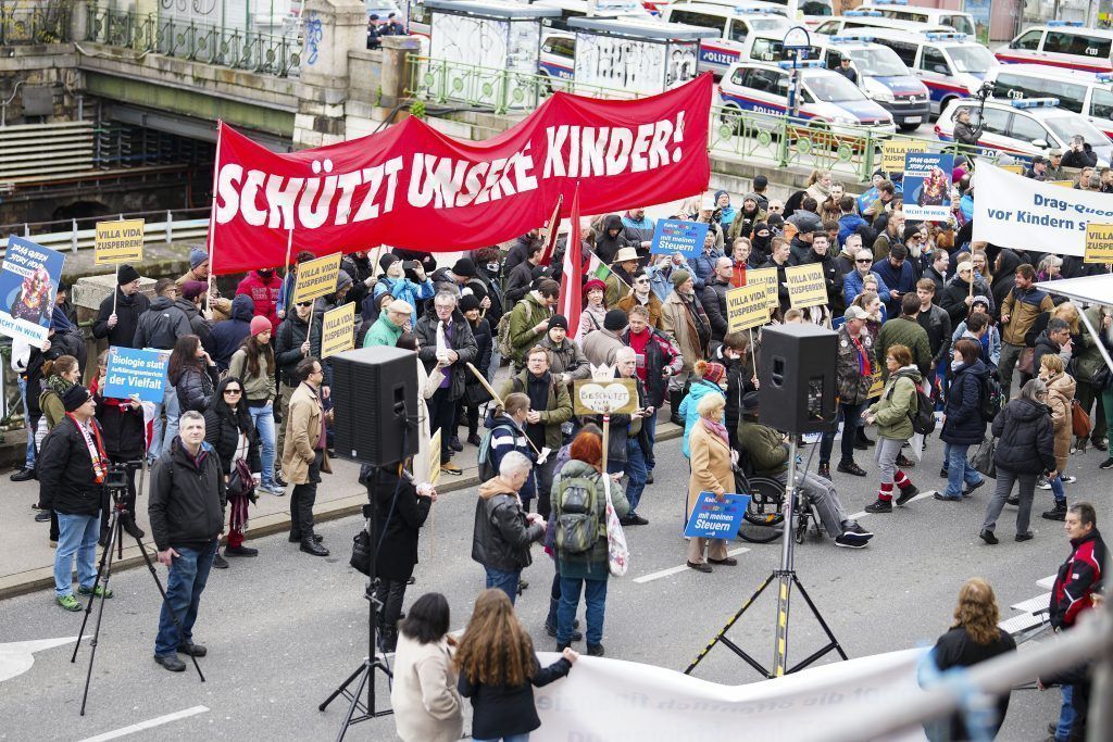 Demo-Parolen gegen Drag-Queen-Lesung