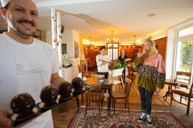 Seit einem Jahr erfüllt die 33-Jährige mit ihrem Team in der Backstube Wunderkind Tortenträume. <span class="copyright">Klaus Hartinger</span>