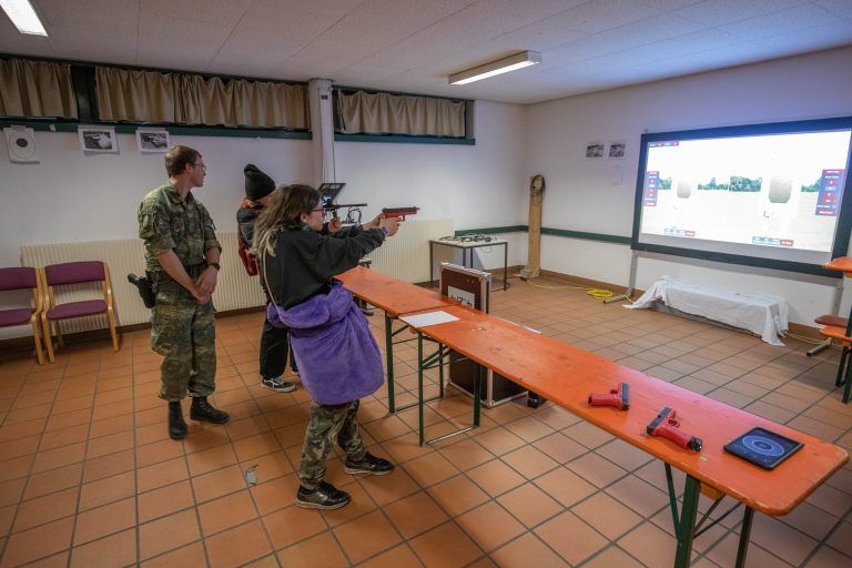 Nena Bösch und ihre Freundin beschreiben es als komisches und neues Gefühl, eine Waffe in der Hand zu halten. Sie waren deswegen nervös.