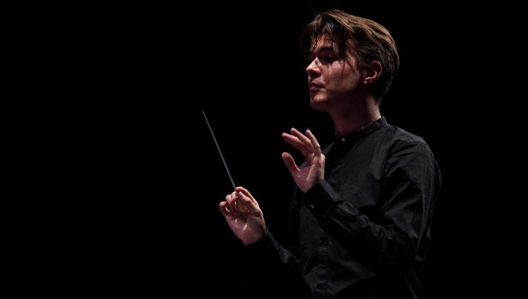 Dirigent Tobias Grabher. <span class="copyright">Franziska Hehle</span>