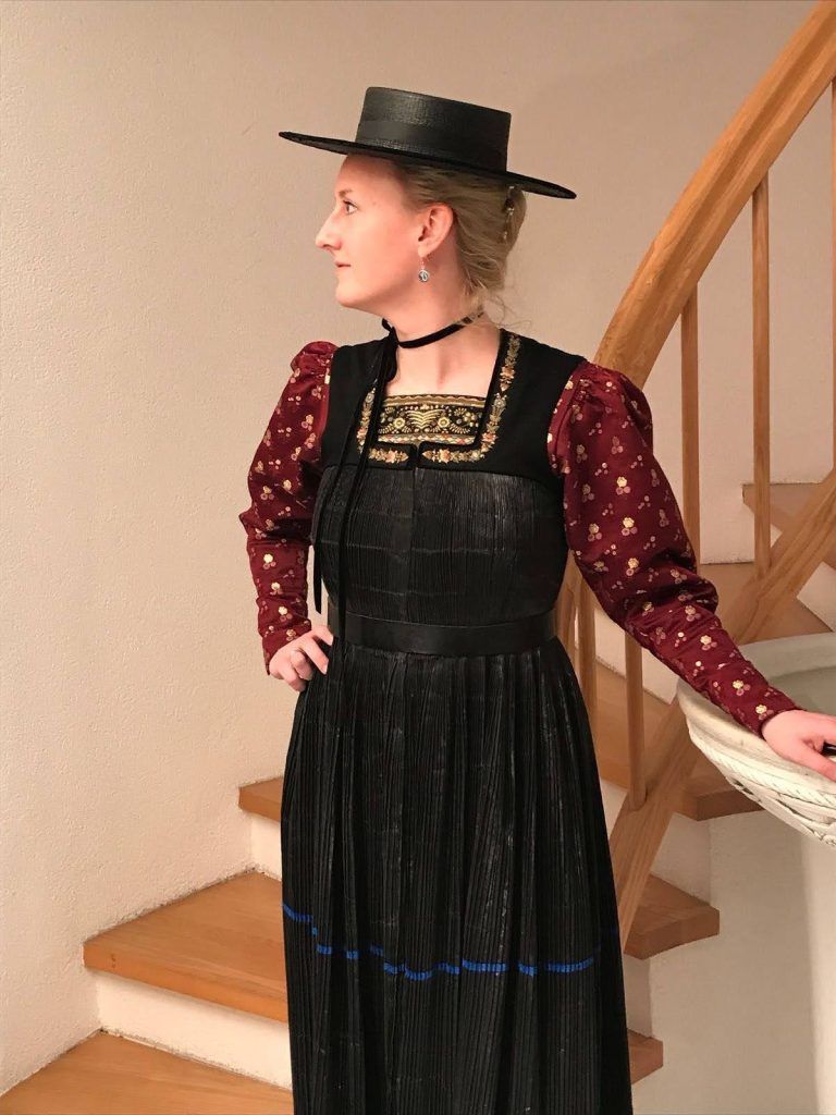 Livia Neutsch in der Juppe ihrer Mutter. <span class="copyright">Livia Neutsch</span>