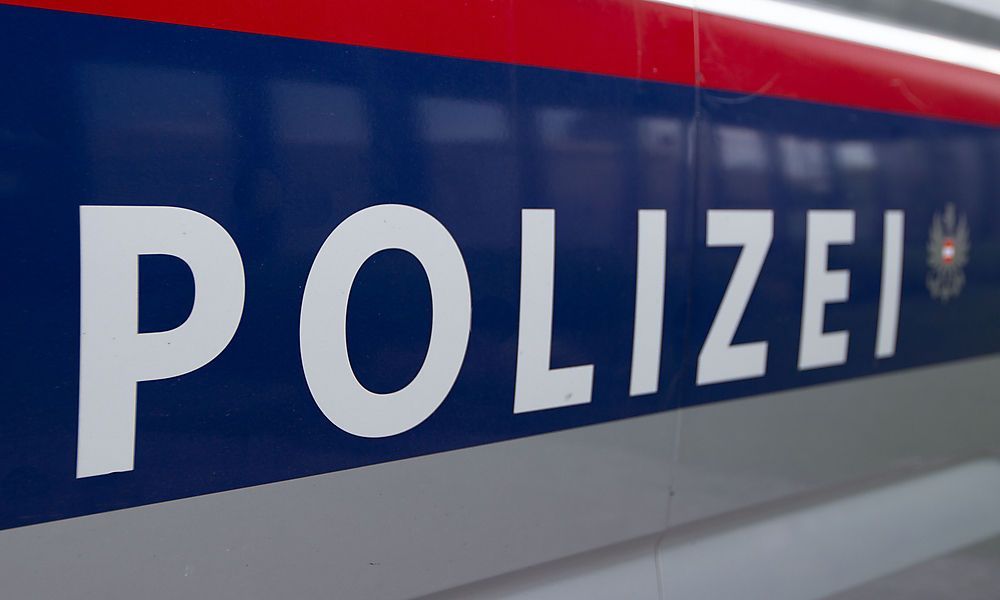 Mann mit Messerstich auf Straße gefunden