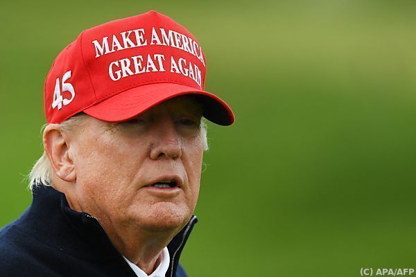 Trump verteidigt vulgäre Aussagen in Vernehmungsvideo
