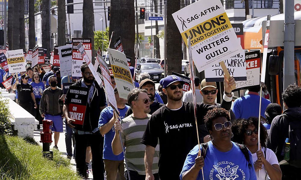 Tausende Drehbuchautoren in Hollywood treten in den Streik