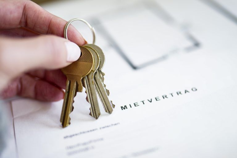ABD0008_20230322 – WIEN –
STERREICH: ++ THEMENBILD ++ Illustration zum Thema “Wohnen / Mieten / Mietvertrag / MietpreisbremseÒ. Im Bild: Ein Schlssel und ein Mietvertrag aufgenommen am Dienstag, 21. Mrz 2023, in Wien. – FOTO: APA/EVA MANHART