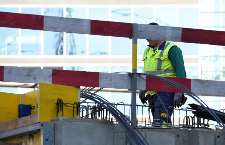 In Vorarlberg wurde 2022 auf Baustellen verhältnismäßig wenig kontrolliert, illegal Beschäftigte fand man trotzdem.<span class="copyright"> APA/HERBERT P. OCZERET</span>