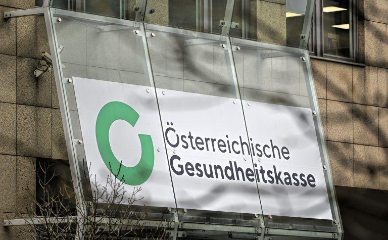 Die ÖGK muss ihre Regressansprüche mit einer Klage gegen den Kindesvater geltend machen. <span class="copyright">APA/HERBERT NEUBAUER</span>