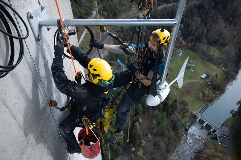 Industriekletterer haben die Mikrowindturbinen an der Brücke installiert<br><span class="copyright">APA/ASFINAG/ALPSOLUT PICTURES/Mair</span>