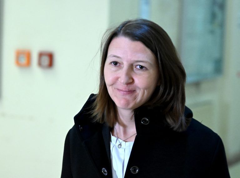 Die als Zeugin geladene Sabine Beinschab im Rahmen des Prozesses gegen ehemalige Familienministerin Karmasin <span class="copyright">APA/ROLAND SCHLAGER</span>