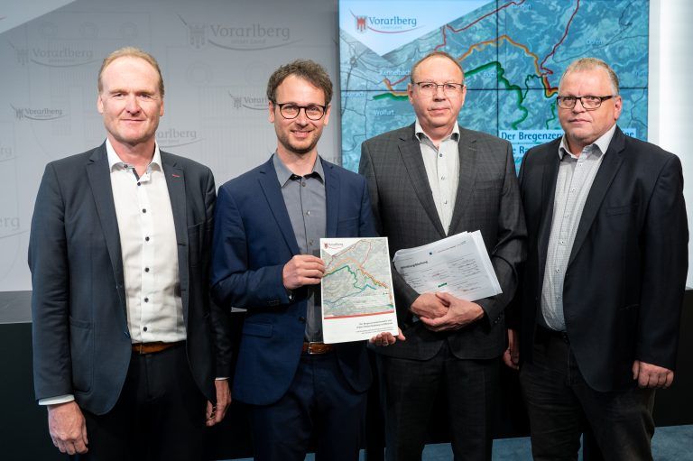 Regio-Obmann Guido Flatz, Landesrat Daniel Zadra, Ziviltechniker Michael Gasser und Manfred Bischof (verkehrsingenieure). <span class="copyright">Land Vorarlberg/Serra </span>