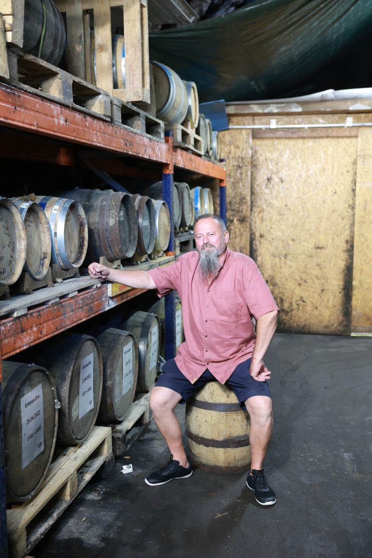 Hier lagern die Schätze: Gerhard Kreutz brennt auch seinen eigenen Whisky "Krinnawible" und diverse andere g'schmackige Spirituosen.