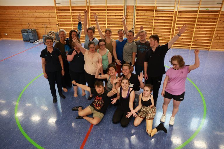 Motiviert bei der Probe: Das Tanzhaus-Ensemble mit Britta Hafner und Liba Šelner<br><span class="copyright">Klaus Hartinger</span>