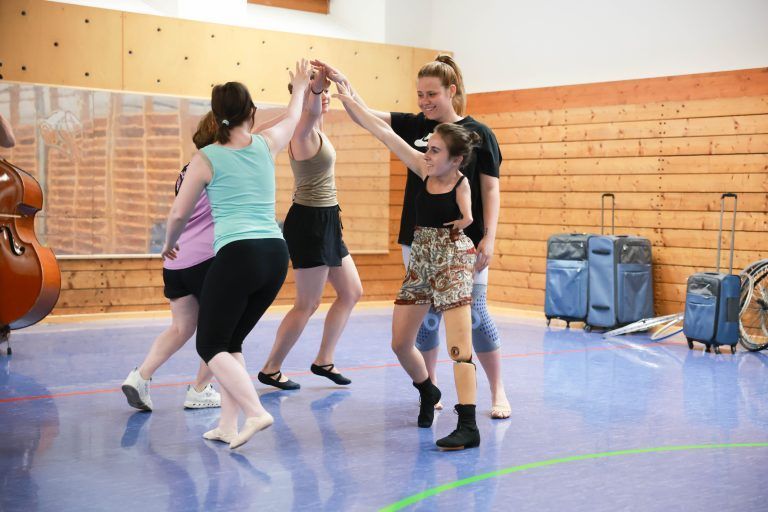 Gelebte Inklusion: Bei den Choreographien von Tanzhaus kann jeder mitmachen. <span class="copyright">Klaus Hartinger</span>