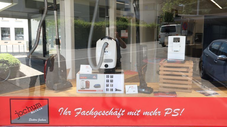 Das Motto des Unternehmers ist am Schaufenster des Ladens in der Eisengasse verewigt. <span class="copyright">Hartinger</span>