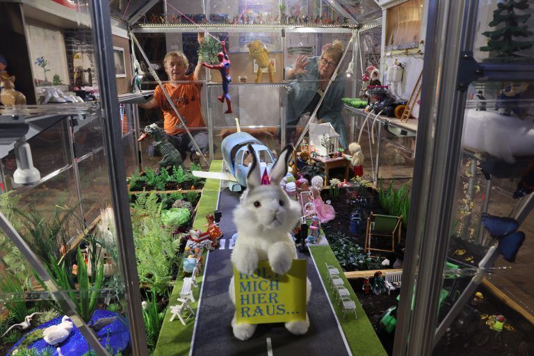 Die Miniaturen im Glashaus zeigen Alltagsszenen. <span class="copyright">Hartinger</span>
