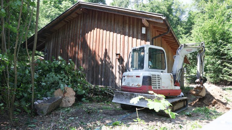 Finanziell herausfordernd: Die Sanierung des Wirtschaftsgebäudes und des Futterhauses (Bild). 