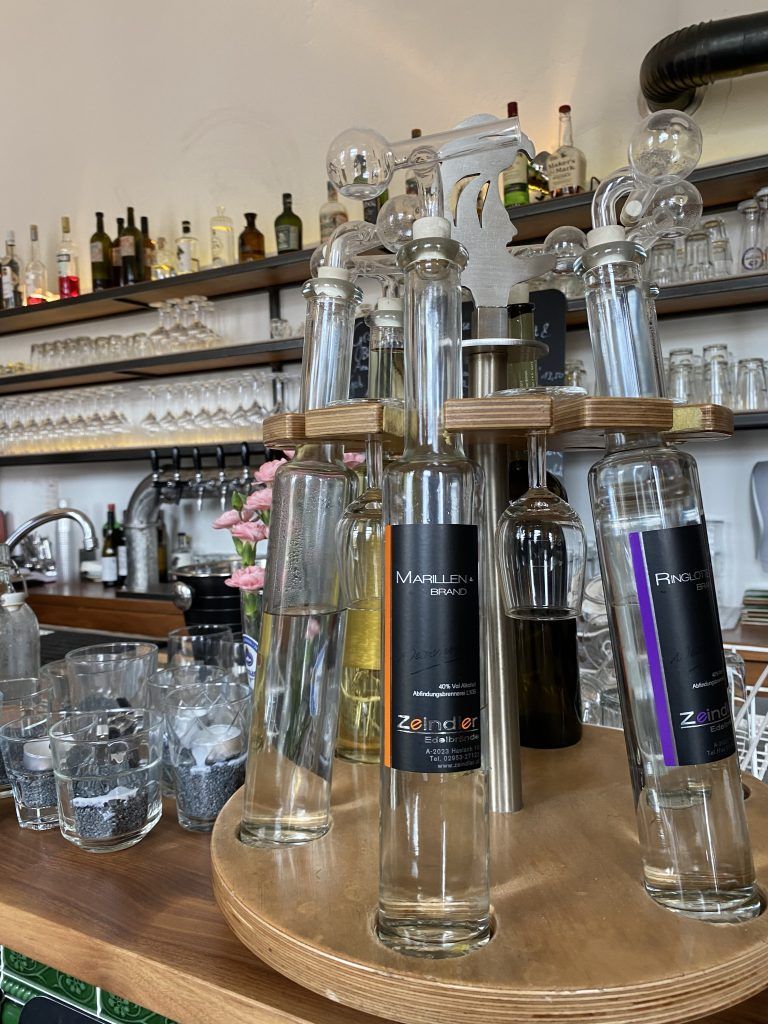 Auch andere Getränke aus Vorarlberg, wie Schnaps oder Gin gibt es im Angebot. <span class="copyright">Schwärzler</span>