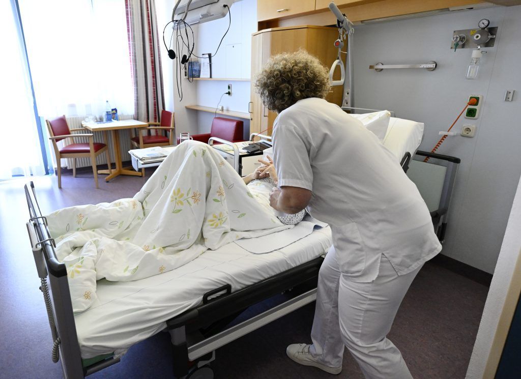 Um mehr Menschen für die Pflege zu gewinnen