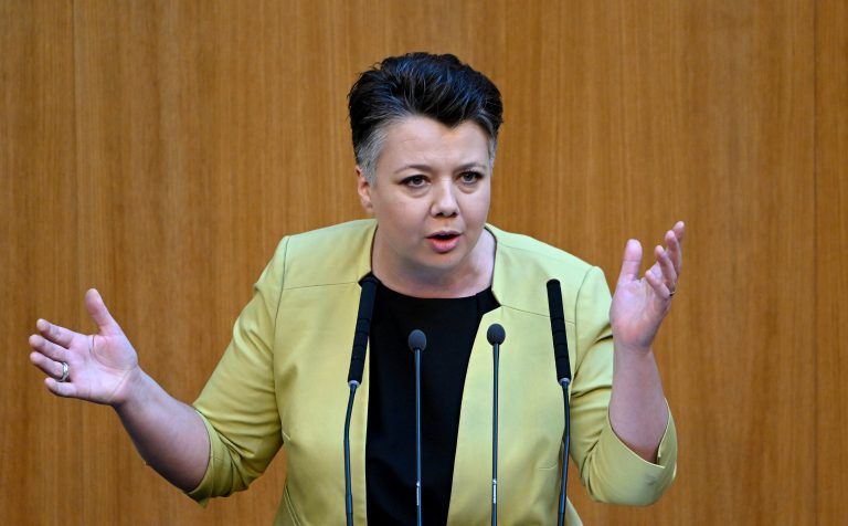 Olga Voglauer, Generalsekretärin der Bundes-Grünen hat keine Freude mit den SPÖ-Personalentscheidungen.<span class="copyright"> APA/ROLAND SCHLAGER</span>