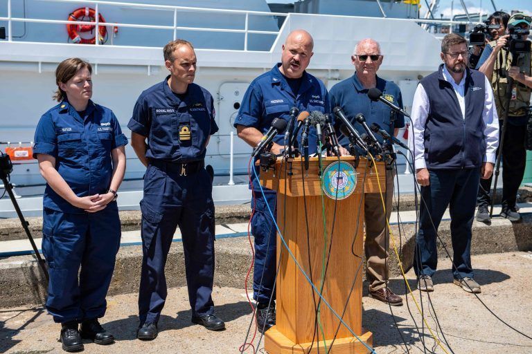 Der Kapitän der US-Küstenwache (USCG), Jamie Frederick, spricht mit Reportern über die Suchbemühungen nach dem Titan<span class="copyright">JOSEPH PREZIOSO/AFP</span>