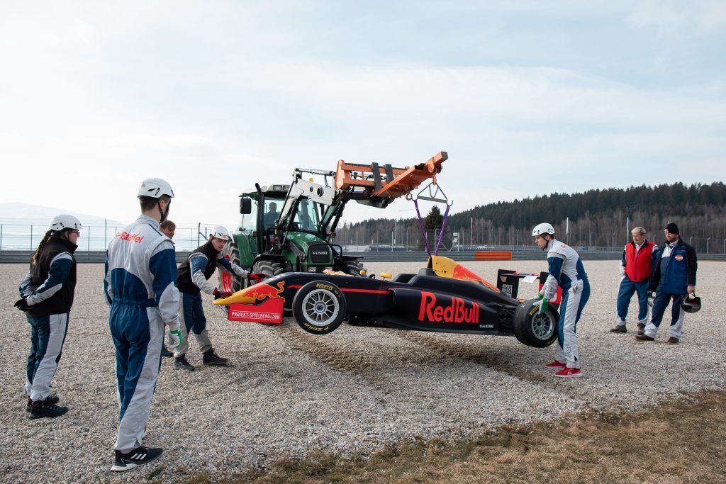 Streckenposten am Red Bull Ring: Gut geschult ist halb geborgen