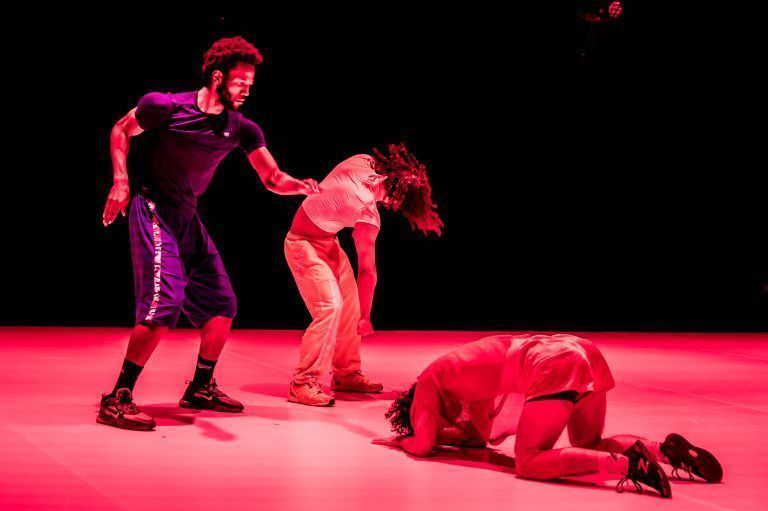 Jontae McCrory, Brian Mendez und Baco Lepage-Acosta in der Performance Dog Rising.<br><span class="copyright">Stefan Hauer</span>