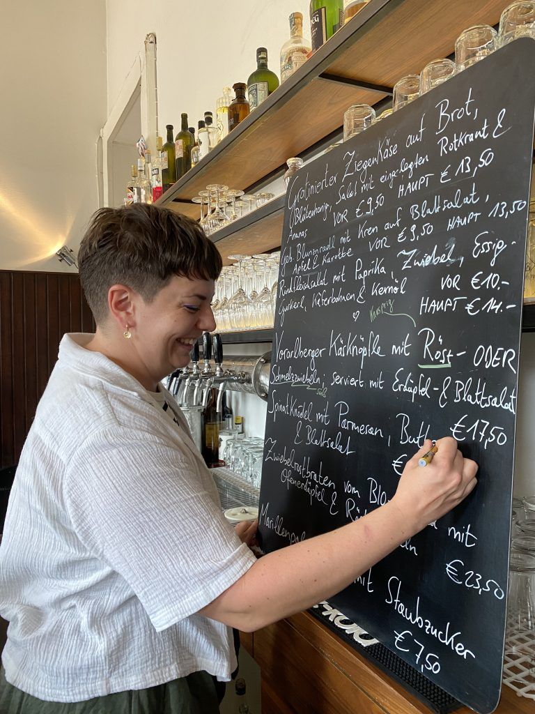 Auf einer Tafel sind höchstens sieben Gerichte notiert.<span class="copyright"> Schwärzler</span>