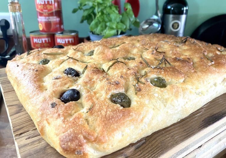 Die Focaccia kann auch mit halbierten Cocktailtomaten, Zwiebelringen und vielem mehr belegt und gebacken werden. <span class="copyright">Hagen</span>