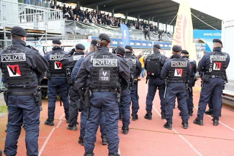 Beamte der Einsatzeinheit Vorarlberg bei einem Fußballspiel.<span class="copyright">Carsten Harz/pauschal</span>