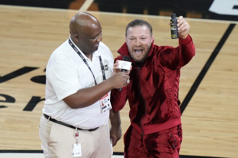 Der MMA-Kämpfer machte zuvor Werbung für sein Produkt, einen Menthol-Spray für Sportler.<span class="copyright">(C) AP Photo/Lynne Sladky</span>
