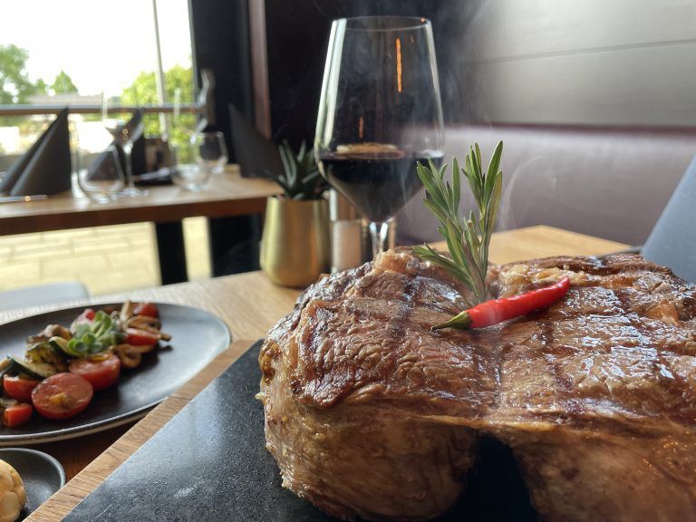 Das 1,5 Kilo Stück, auf heißem Stein serviert. <span class="copyright">Hummer</span>