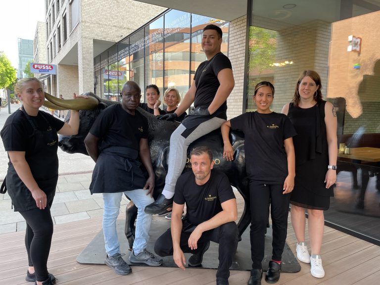 Chefin Melanie Metzler (rechts) mit Team. <span class="copyright">Hummer</span>