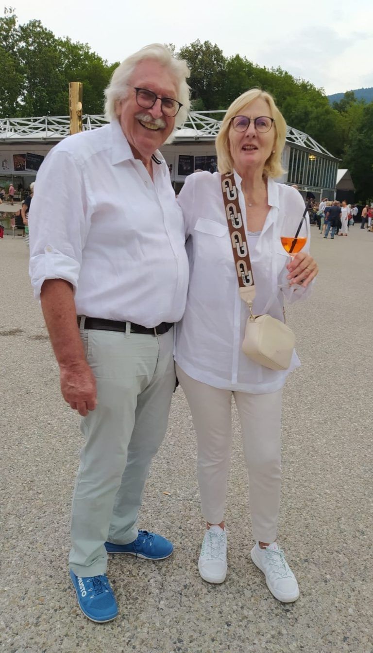 Klaus und Dorothea Kipf kommen schon seit 40 Jahren immer wieder einmal nach Bregenz. Hier ein Bild vom vergangenen Jahr beim Festspielhaus. <span class="copyright">Privat</span>
