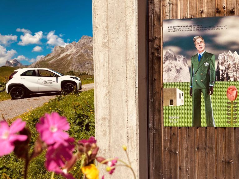 Das Auto, das gewonnen werden kann und das Plakat zur Ausstellung.  <span class="copyright">Stadt Bregenz</span>