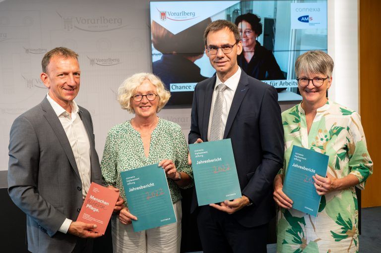 Präsentierten den Bericht: Bernhard Bereuter, Katharina Wiesflecker, Markus Wallner und Reingard Feßler (v.l.).<span class="copyright">Land Vorarlberg/Alexandra Serra</span>
