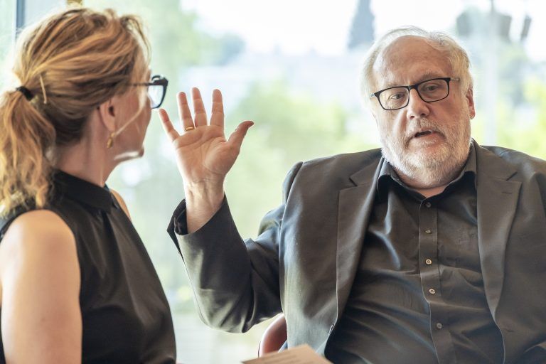 Komponist Richard Dünser bei der gestrigen Pressekonferenz mit Kulturserviceleiterin Judith Reichart.<br><span class="copyright">Roland Paulitsch</span>