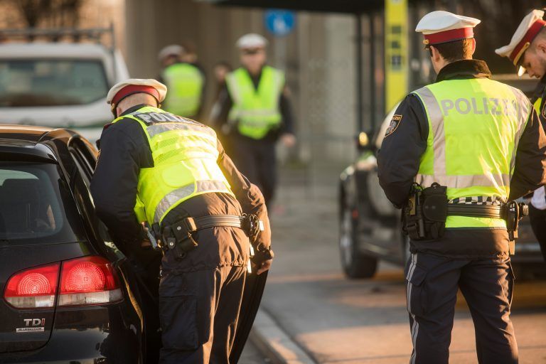 Polizei Arzt Kontolle Aktion scharf Planquadrat Verkehr Verkehrskontrolle Alkomat Drogentest Stau Schwerpunkt Polizist Behörde Symbolbild