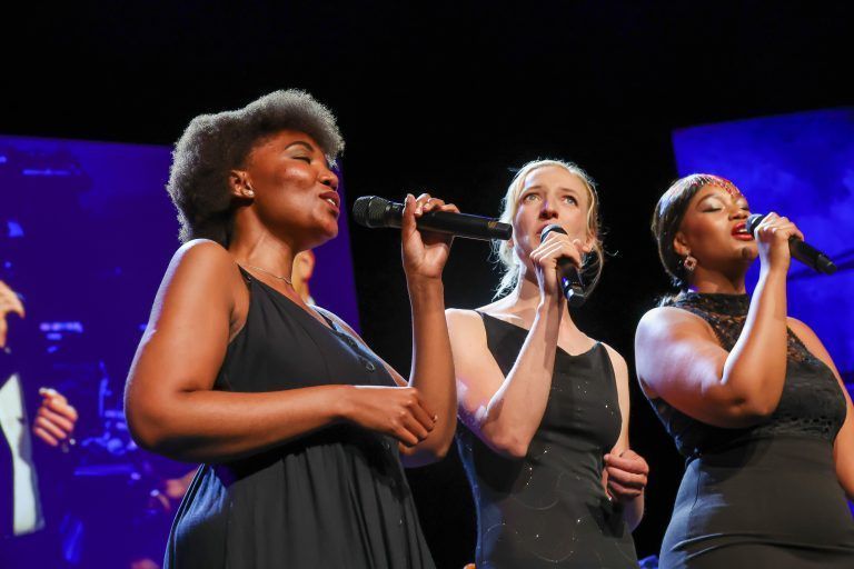 Bei der Eröffnung begeisterten diverse Musik-Acts die Gäste. <span class="copyright">HARTINGER</span>