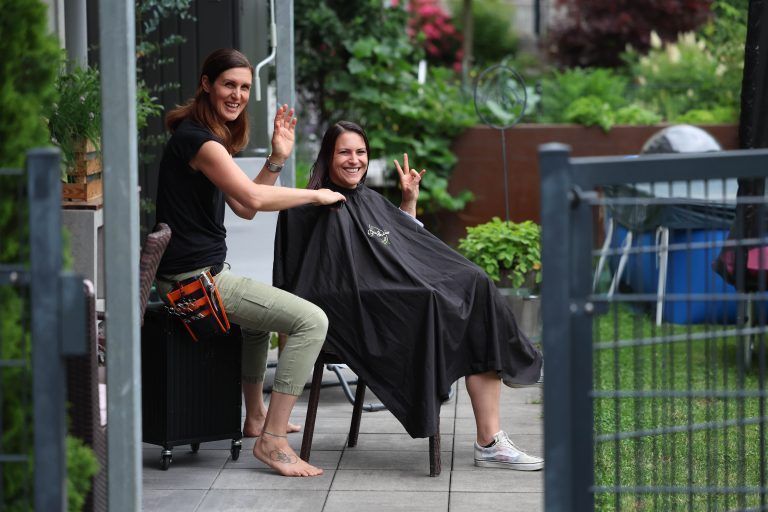 Nicht im Friseursalon, sondern bei Kunden zu Hause frisiert und schneidet Lukasser Haare. <span class="copyright">Hartinger</span>