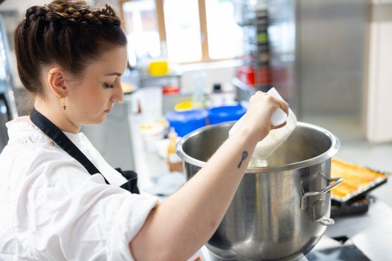 Genaues Wiegen ist beim Backen besonders wichtig. <span class="copyright">Hartinger</span>