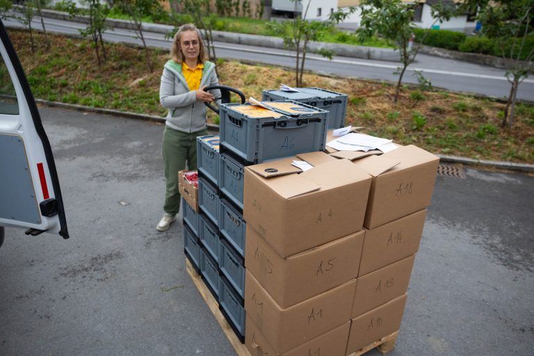 Am Freitag werden die Pakete zugestellt. Brot wird am Freitag frisch angeliefert.<span class="copyright">Hartinger</span>