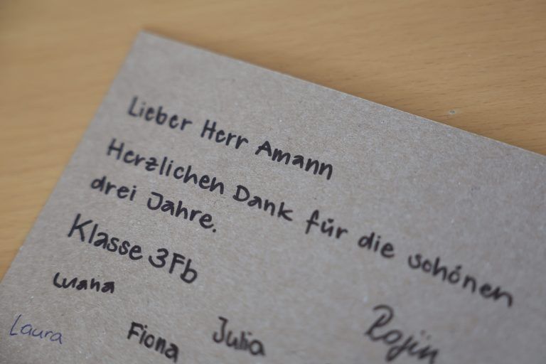 Die Klasse hatte den Lehrer sehr gerne. <span class="copyright">HARTINGER</span>