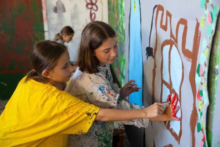 Die Kinder sind eifrig bei der Sache. <span class="copyright">Hartinger</span>