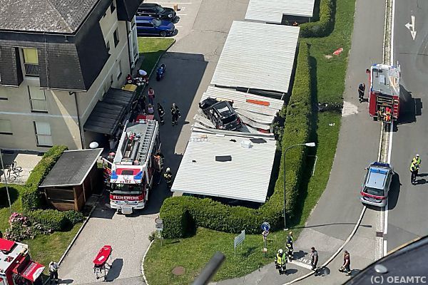 Kärntnerin landete mit Auto auf Carport