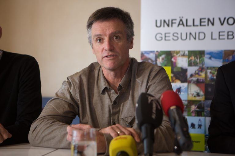 Hanno Dönz bei einer Pressekonferenz über die Sicherheit abseits der Piste.   <span class="copyright">Klaus Hartinger </span>