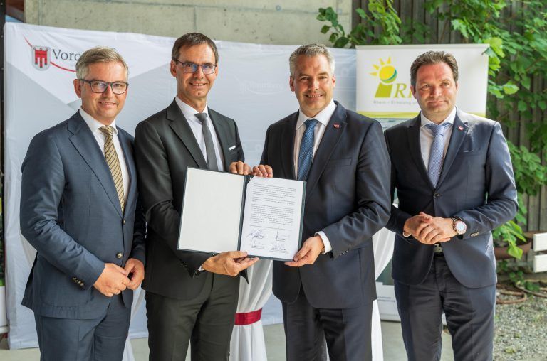 Finanzminister Magnus Brunner, Landeshauptmann Markus Wallner, Bundeskanzler Karl Nehammer und Landwirtschaftsminister Georg Totschnig mit der unterzeichneten Vereinbarung. <span class="copyright">Dietmar Stiplovsek</span>
