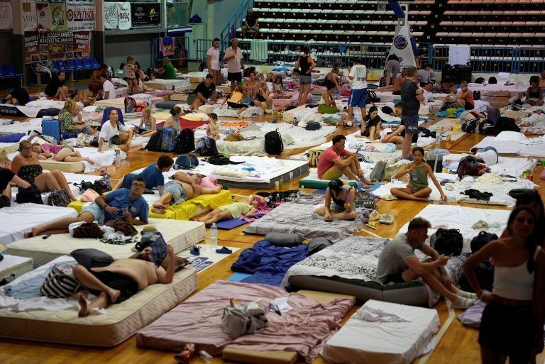 Evakuierte in einer Sporthalle im Norden von Rhodos, das vom Feuer nicht betroffen ist. <span class="copyright">Reuters/Grulovic</span>