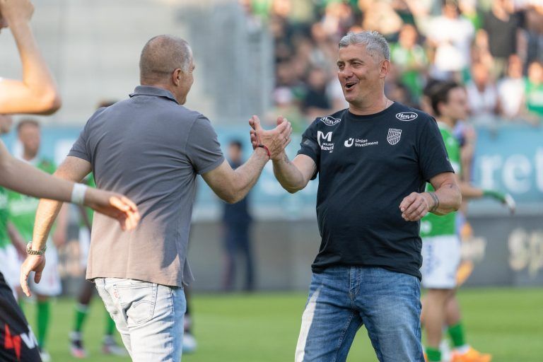 Jubel nach dem Schlusspfiff: Trainer Klaus Schmidt (Altach) und Trainer Markus Mader (Lustenau) trennten sich an diesem Tag 1:1. <span class="copyright">Stiplovsek</span>