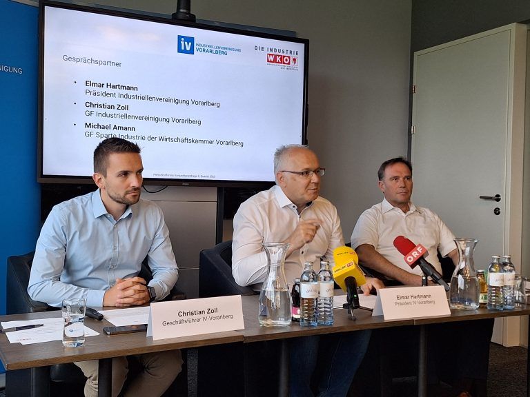 IV-Präsident Elmar Hartmann (Bildmitte), IV-Geschäftsführer Christian Zoll (links) und Michael Amann, Geschäftsführer der Sparte Industrie in der Wirtschaftskammer. <span class="copyright">vol.at</span>